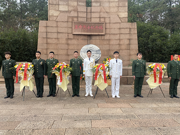 院团委组织学生赴烈士陵园开展国家公祭日活动