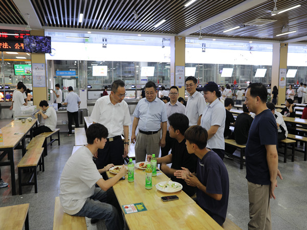 与学生交流.jpg