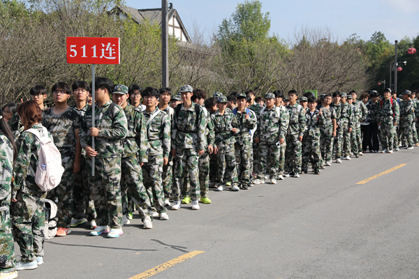 行军拉练.jpg