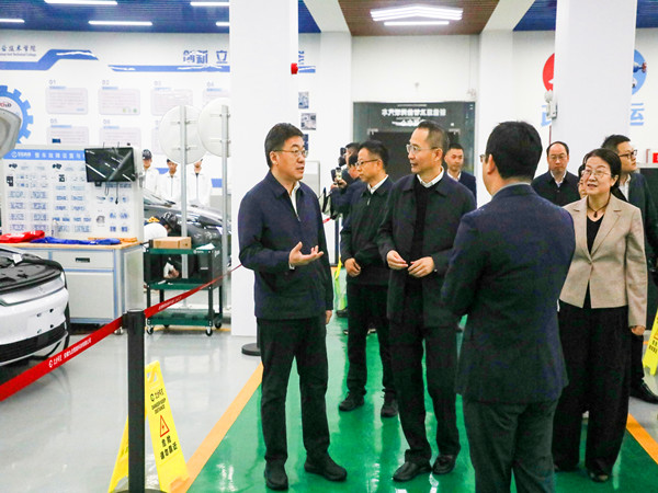 市委书记朱浩东来我校调研