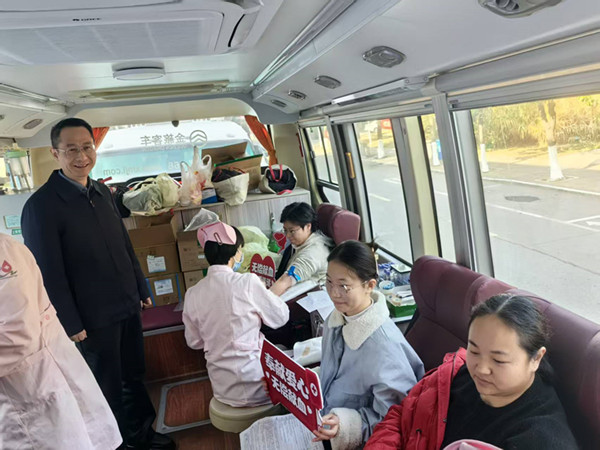 学院开展无偿献血活动，师生合力传递责任担当