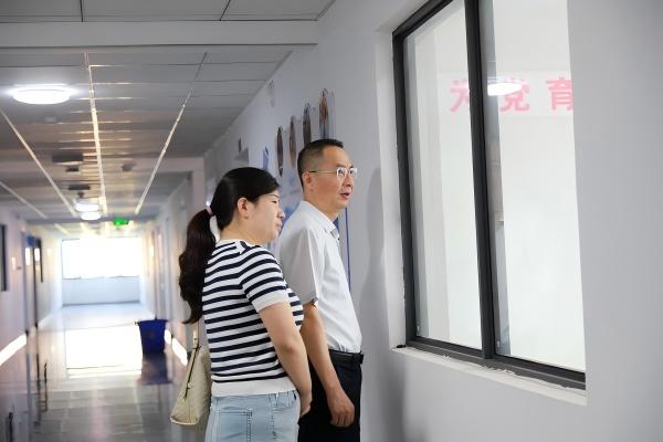 崩兴宇深入教学一线开展新学期教学检查工作